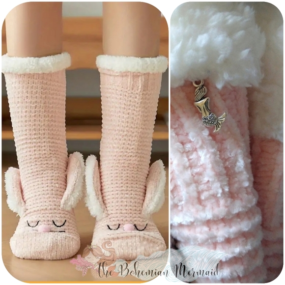 🍒NWT🍒 SNOW BUNNY NONSLIP SLIPPER SOCKS - Picture 1 of 11